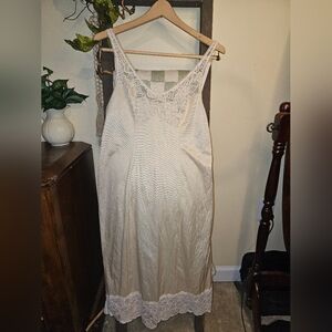 Vintage Bali Lace Trim Full Slip Silky Chemise Ladies Sz 36‎ Nylon Ivory USA